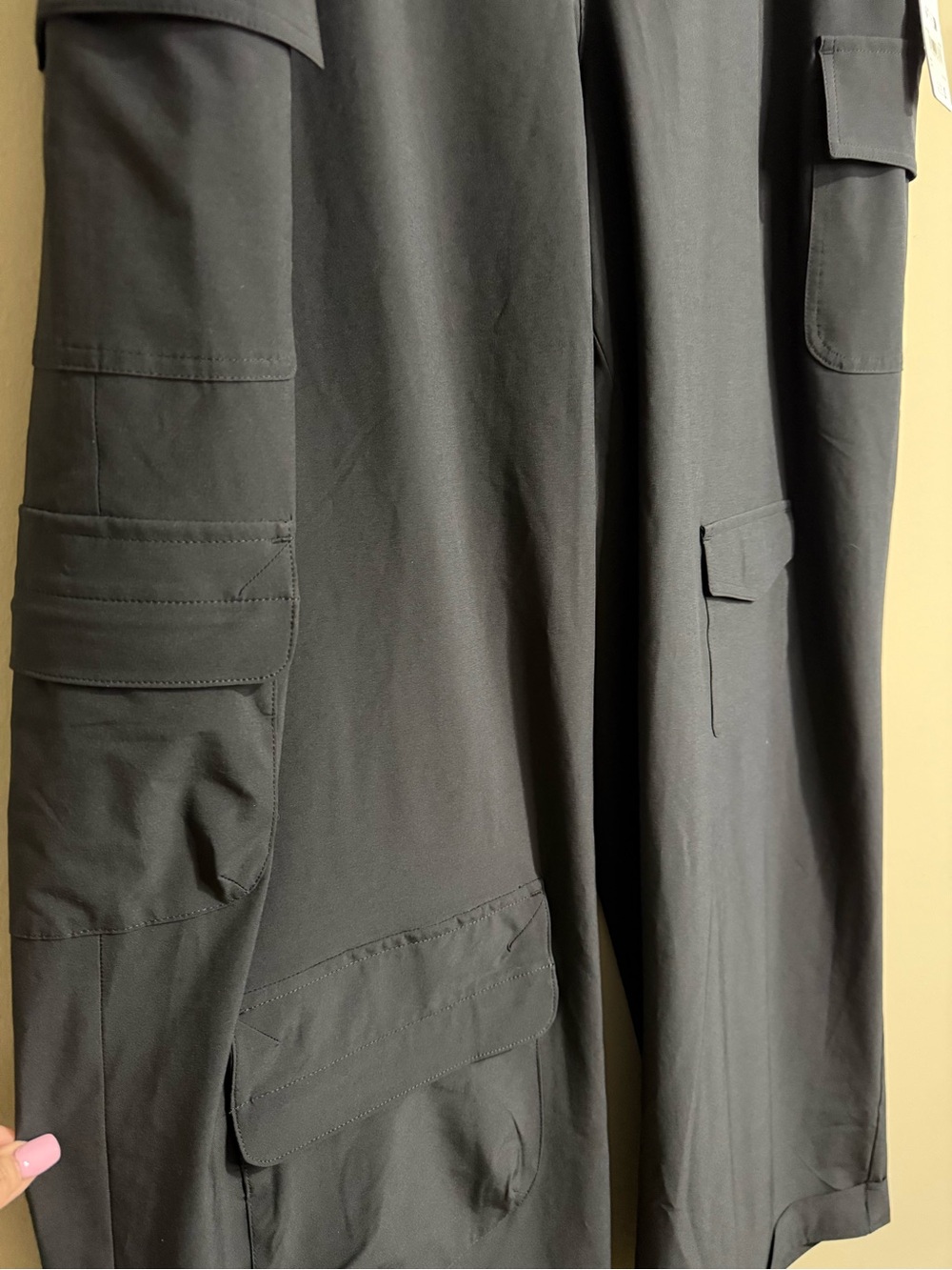 Alo Yoga Mid-Rise Workwear Cargo Pant Black NWT Size L Wide Leg - Picture 4 of 10